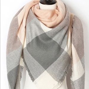 Beautiful scarf - perfect for the fall/winter ‼️